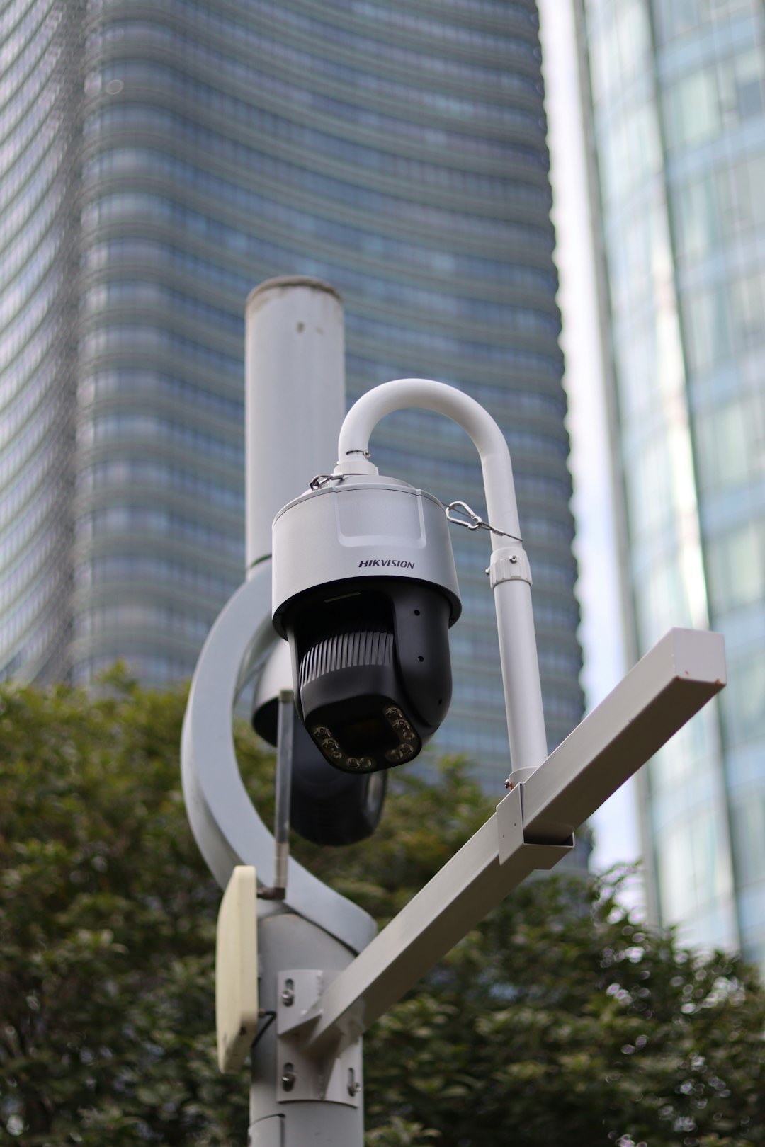 a-security-camera-attached-to-a-metal-pole-urnacmn-sqc
